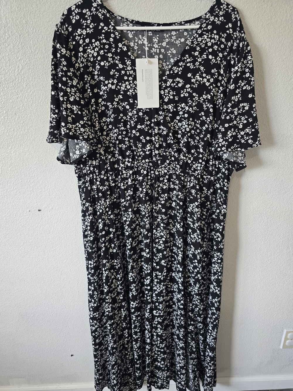 Bloomchic Black white ditsy floral print NWT 22/24 V-Neck Dress